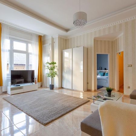 Luxury Downtown Home By Anna Budapest Bagian luar foto