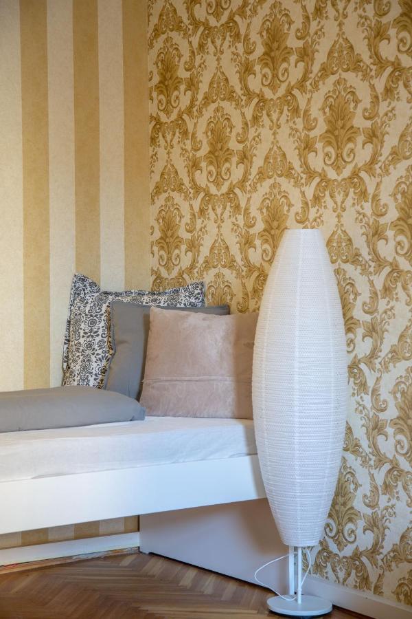 Luxury Downtown Home By Anna Budapest Bagian luar foto