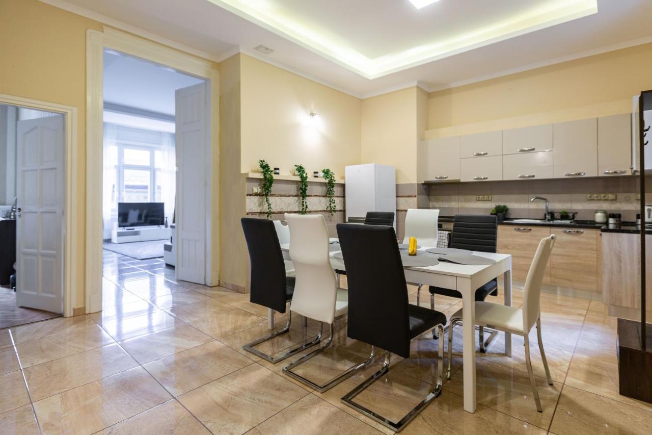 Luxury Downtown Home By Anna Budapest Bagian luar foto