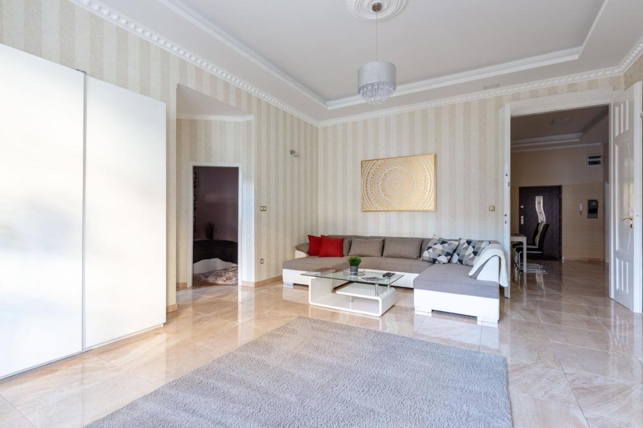 Luxury Downtown Home By Anna Budapest Bagian luar foto