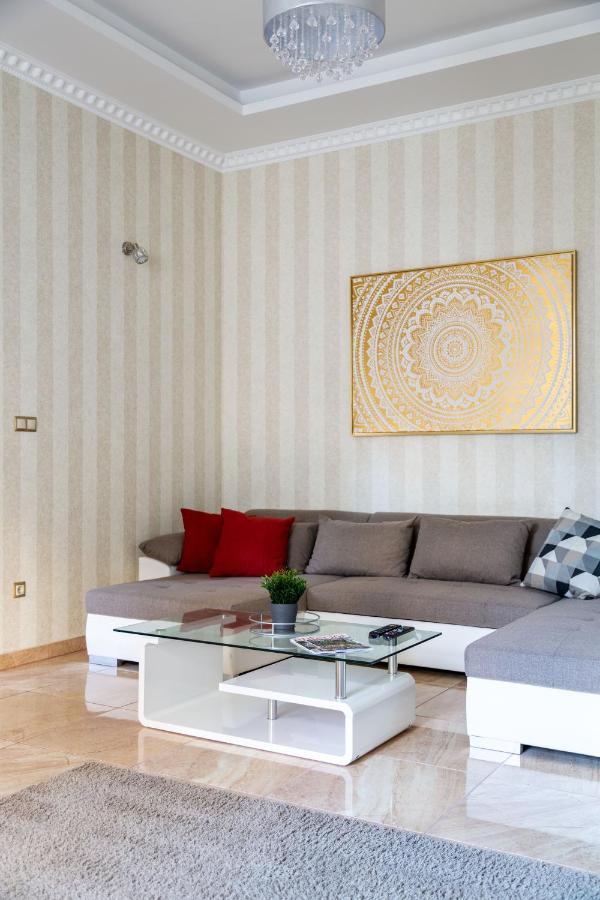 Luxury Downtown Home By Anna Budapest Bagian luar foto