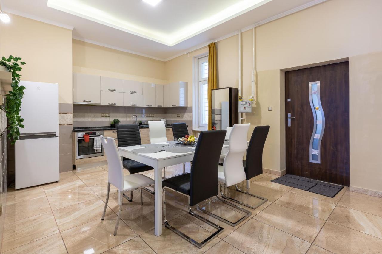 Luxury Downtown Home By Anna Budapest Bagian luar foto