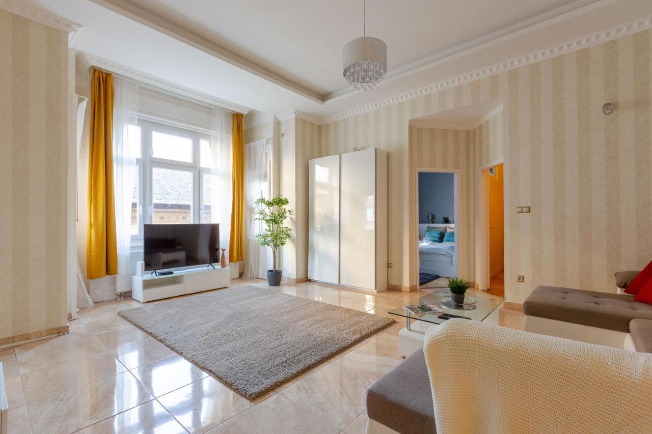 Luxury Downtown Home By Anna Budapest Bagian luar foto