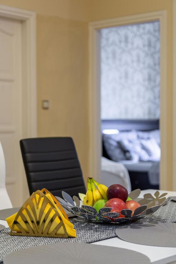 Luxury Downtown Home By Anna Budapest Bagian luar foto