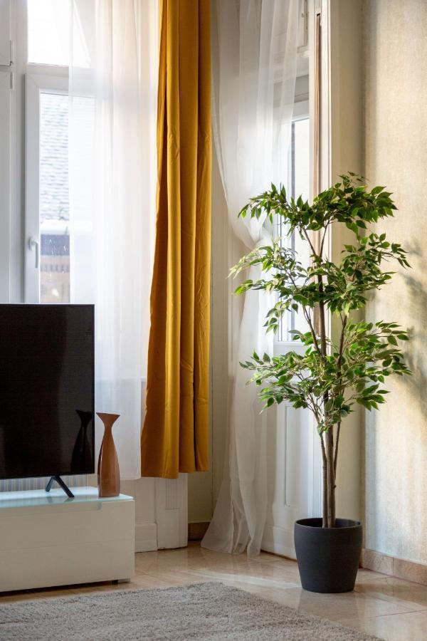 Luxury Downtown Home By Anna Budapest Bagian luar foto
