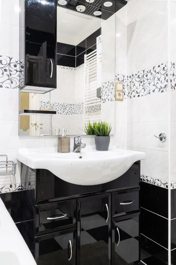 Luxury Downtown Home By Anna Budapest Bagian luar foto